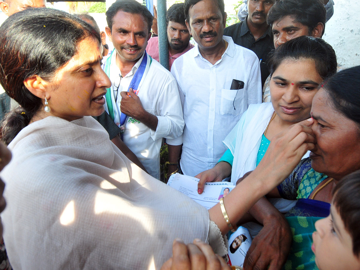 YS_20Bharathi_20Election_20Campaign_20In_20Pulivendula_20Photos-10.jpg 9