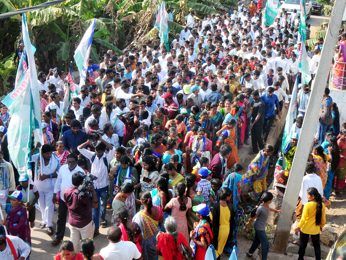 YS_20Bharathi_20Election_20Campaign_20In_20Pulivendula_20Photos-13.jpg 12