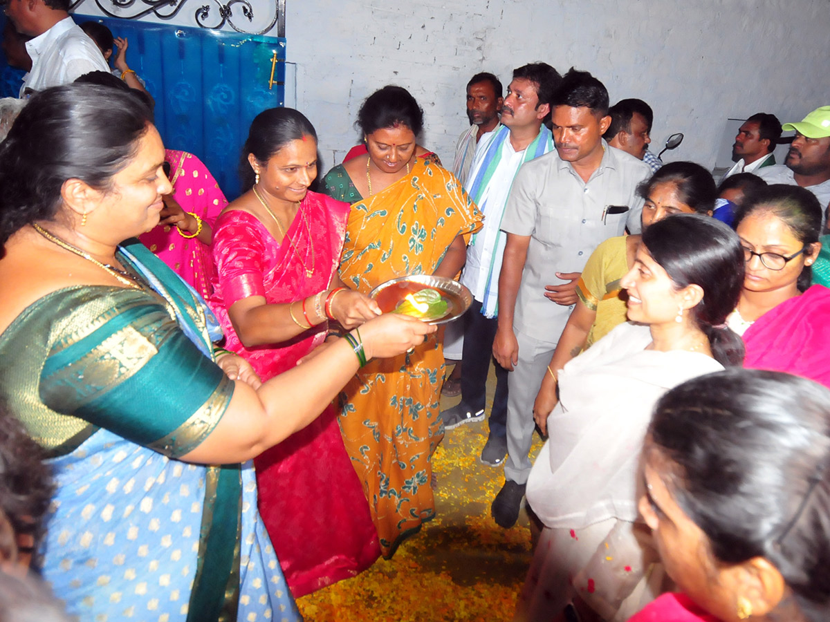 YS_20Bharathi_20Election_20Campaign_20In_20Pulivendula_20Photos-15.jpg 14