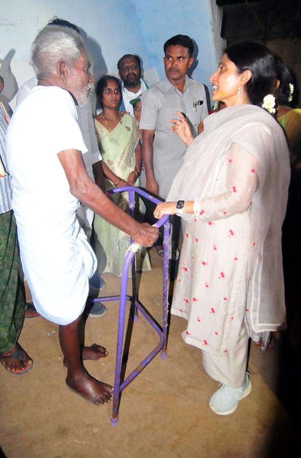 YS_20Bharathi_20Election_20Campaign_20In_20Pulivendula_20Photos-16.jpg 15