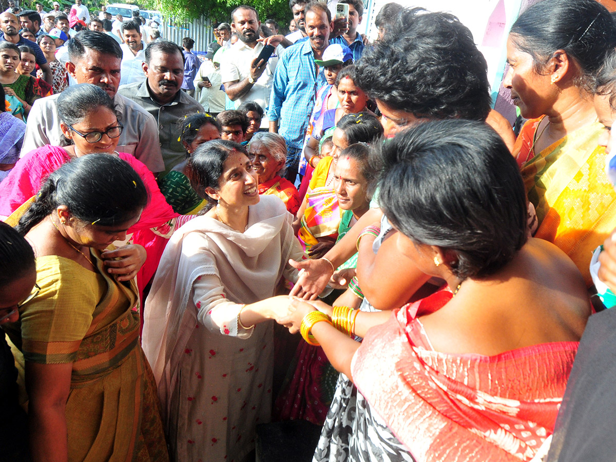 YS_20Bharathi_20Election_20Campaign_20In_20Pulivendula_20Photos-7.jpg 6