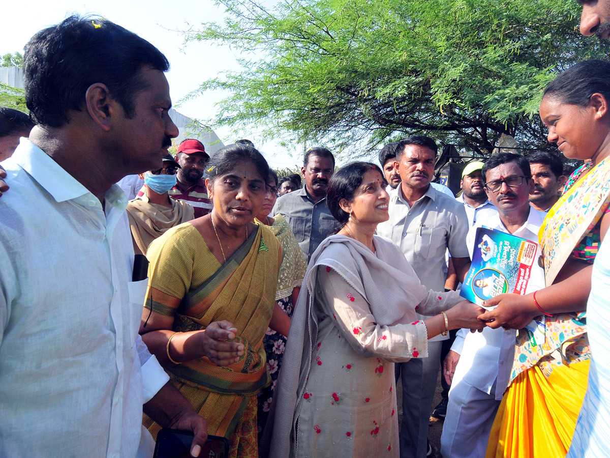 YS_20Bharathi_20Election_20Campaign_20In_20Pulivendula_20Photos-8.jpg 7
