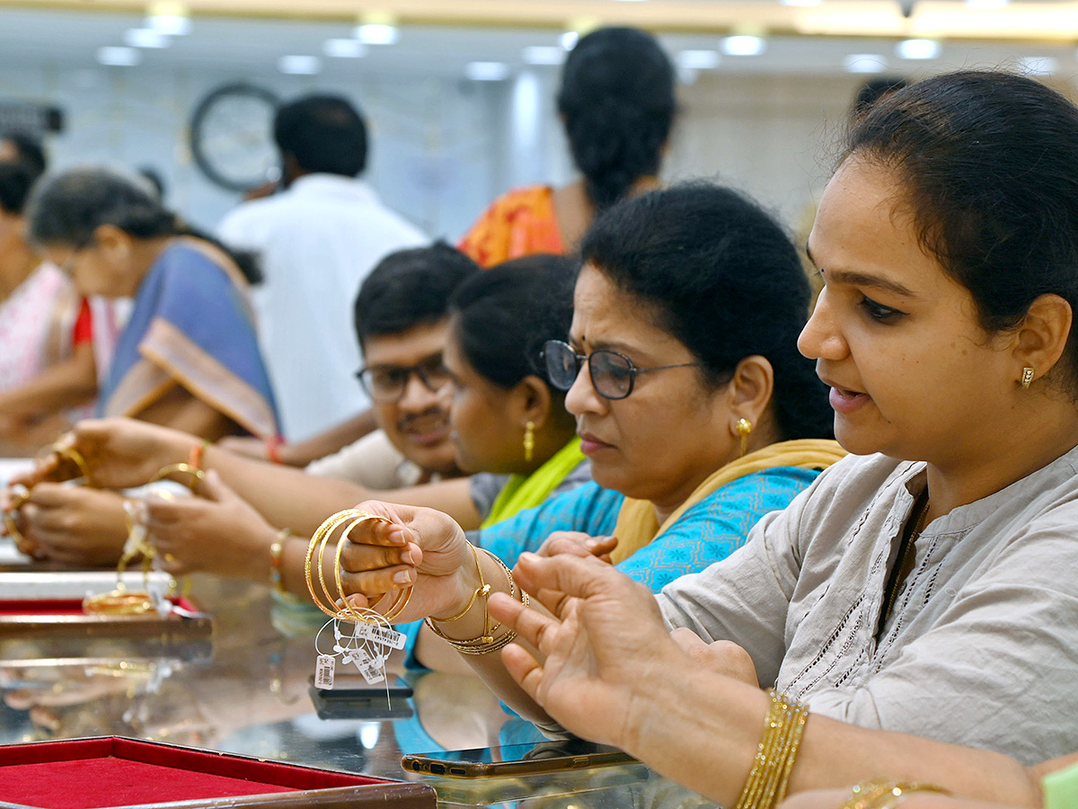 Akshaya_20Tritiya_20Offer_20_20huge_20Rush_20at_20Gold_20Shops_20in_20Hyderabad-_20_285_29.jpg 5