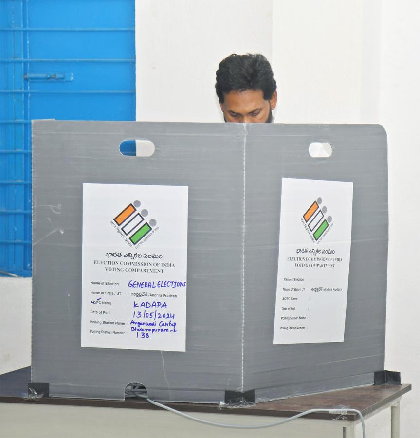 AP_20Elections_202024_20CM_20YS_20Jagan_20Wife_20YS_20Bharathi_20_20Cast_20Vote_20Photos-_20_2814_29.jpg 14