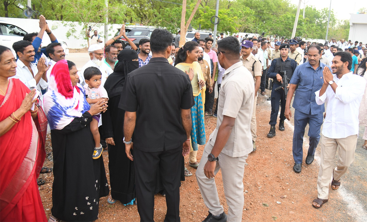 AP_20Elections_202024_20CM_20YS_20Jagan_20Wife_20YS_20Bharathi_20_20Cast_20Vote_20Photos-_20_285_29.jpg 5
