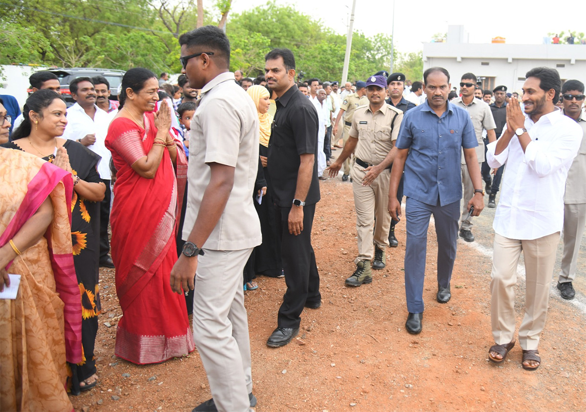 AP_20Elections_202024_20CM_20YS_20Jagan_20Wife_20YS_20Bharathi_20_20Cast_20Vote_20Photos-_20_286_29.jpg 6