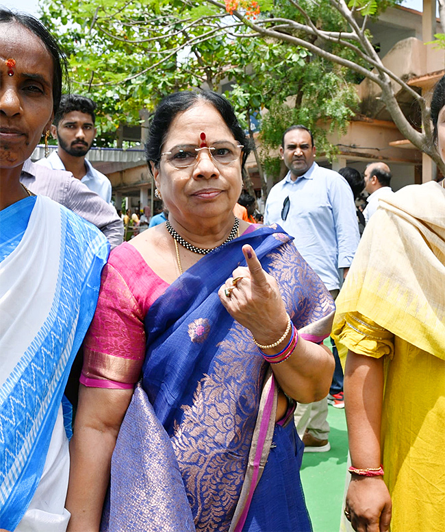 Political_20leaders_20And_20Families_20Cast_20Their_20Votes_20In_20Telangana-_20_2810_29.jpg 10