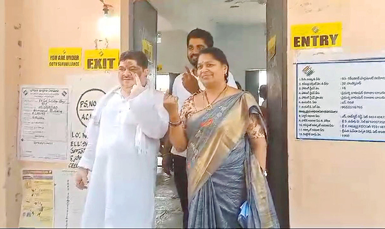 Political_20leaders_20And_20Families_20Cast_20Their_20Votes_20In_20Telangana-_20_2813_29.jpg 13