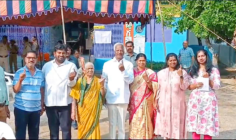 Political_20leaders_20And_20Families_20Cast_20Their_20Votes_20In_20Telangana-_20_2816_29.jpg 16