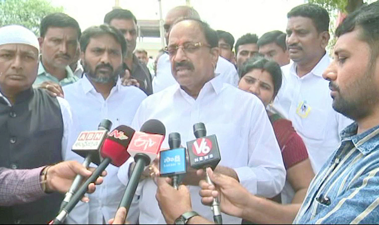 Political_20leaders_20And_20Families_20Cast_20Their_20Votes_20In_20Telangana-_20_2817_29.jpg 17