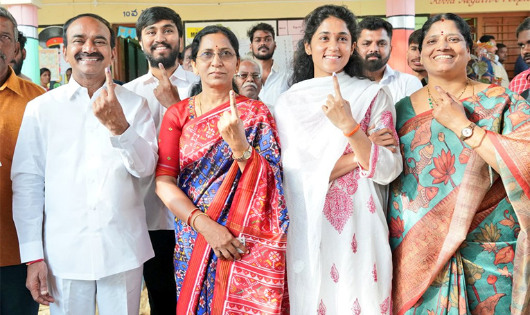 Political_20leaders_20And_20Families_20Cast_20Their_20Votes_20In_20Telangana-_20_2818_29.jpg 18