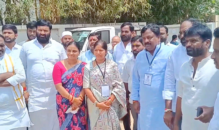 Political_20leaders_20And_20Families_20Cast_20Their_20Votes_20In_20Telangana-_20_2821_29.jpg 21
