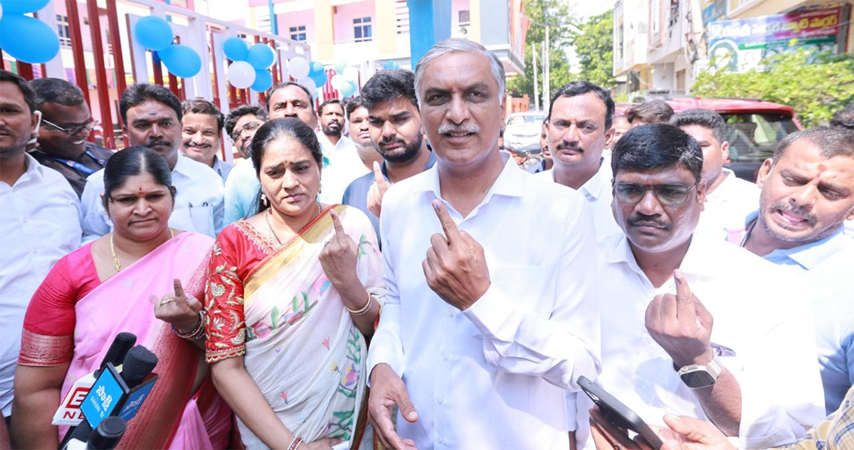 Political_20leaders_20And_20Families_20Cast_20Their_20Votes_20In_20Telangana-_20_282_29.jpg 2