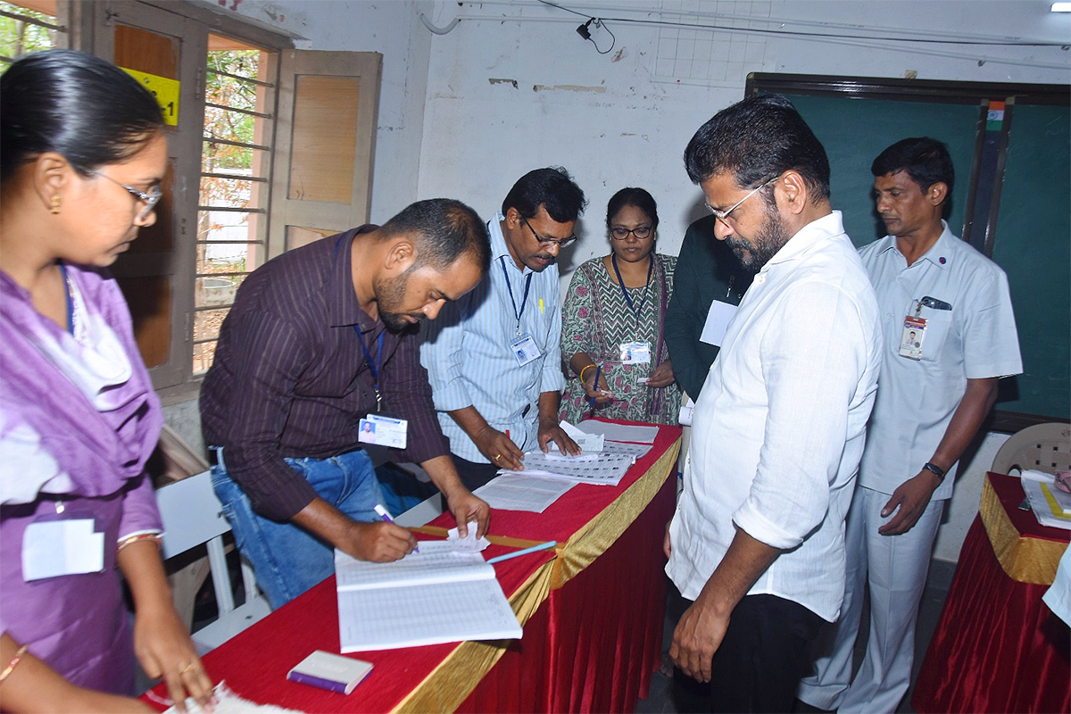 Political_20leaders_20And_20Families_20Cast_20Their_20Votes_20In_20Telangana-_20_284_29.jpg 4