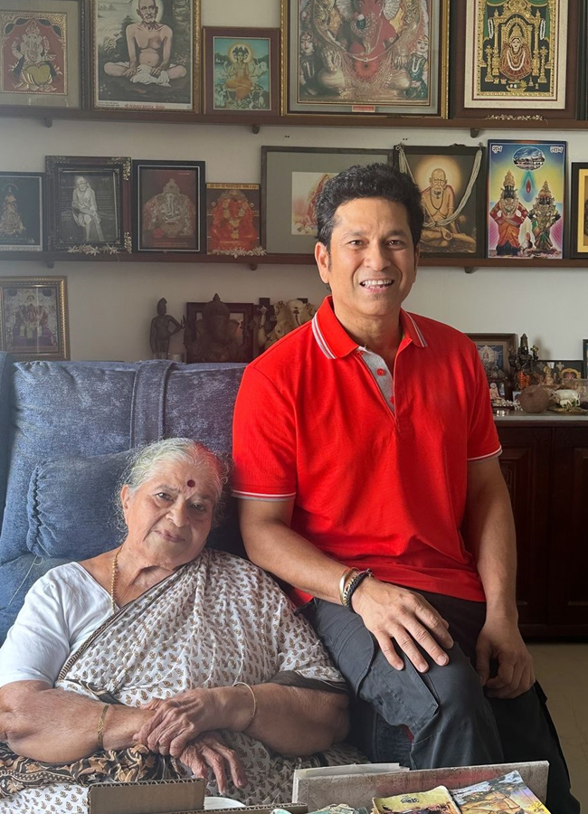 sachinwithmother.jpg 20