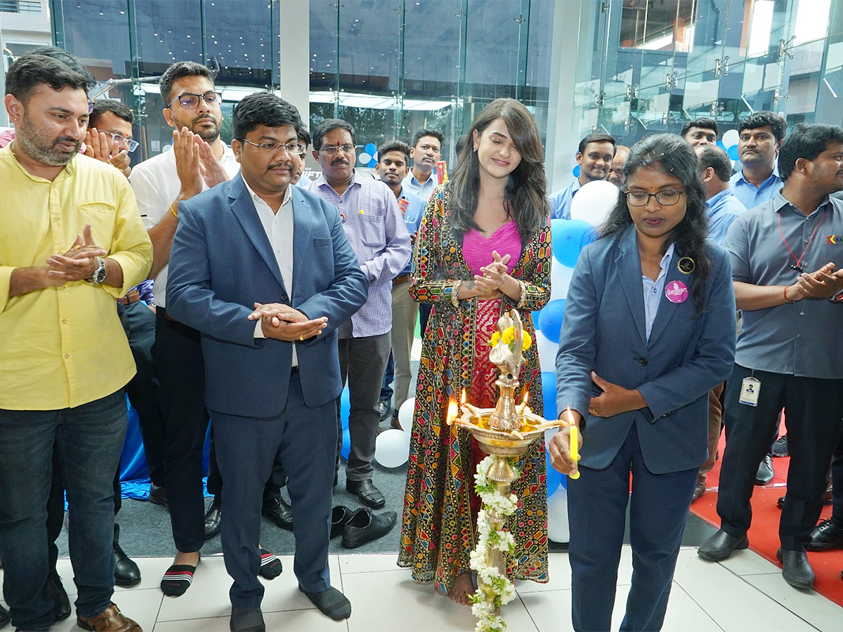 Bigg_20Boss_20fame_20Sri_20Satya_20unveils_20New_20Epic_20Swift_20car_20launched_20photos-_20_2810_29.jpg 10