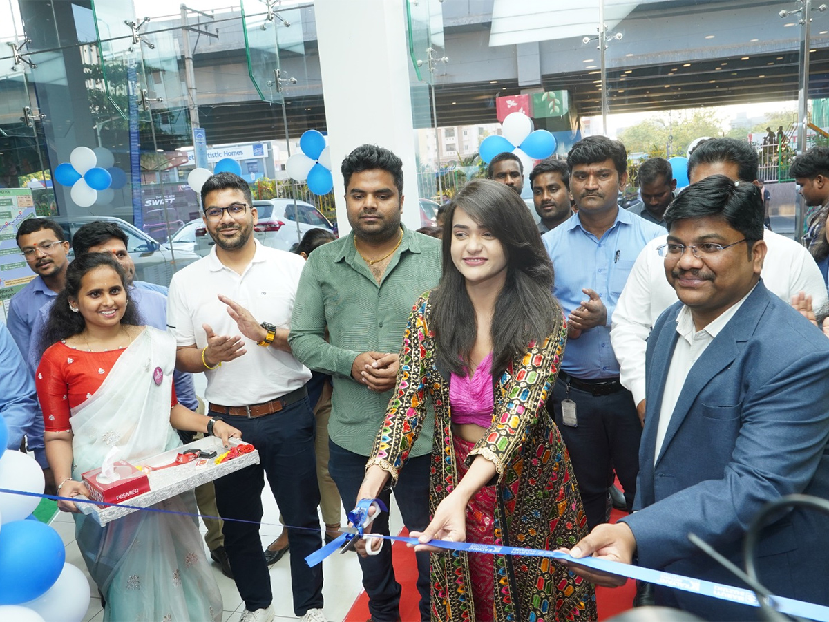 Bigg_20Boss_20fame_20Sri_20Satya_20unveils_20New_20Epic_20Swift_20car_20launched_20photos-_20_2811_29.jpg 11