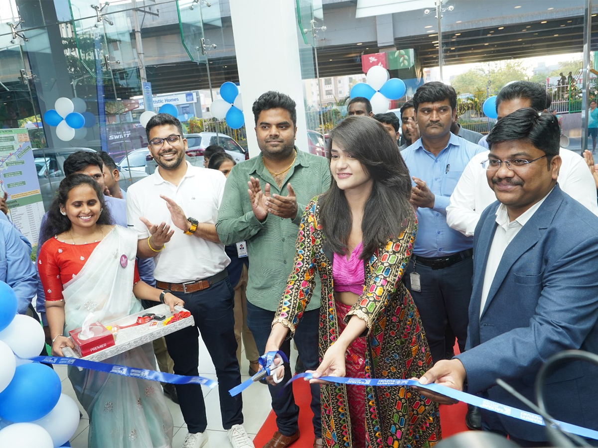 Bigg_20Boss_20fame_20Sri_20Satya_20unveils_20New_20Epic_20Swift_20car_20launched_20photos-_20_2812_29.jpg 12