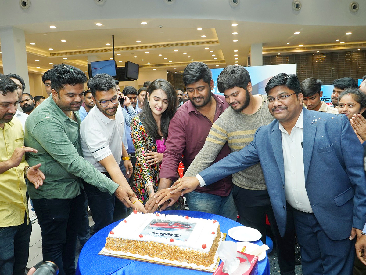 Bigg_20Boss_20fame_20Sri_20Satya_20unveils_20New_20Epic_20Swift_20car_20launched_20photos-_20_2814_29.jpg 14