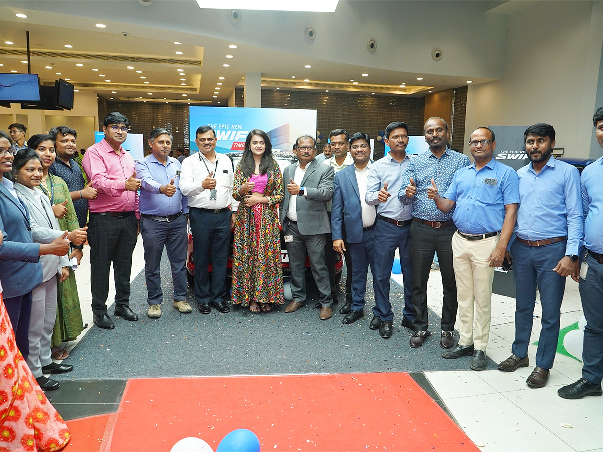 Bigg_20Boss_20fame_20Sri_20Satya_20unveils_20New_20Epic_20Swift_20car_20launched_20photos-_20_2816_29.jpg 16