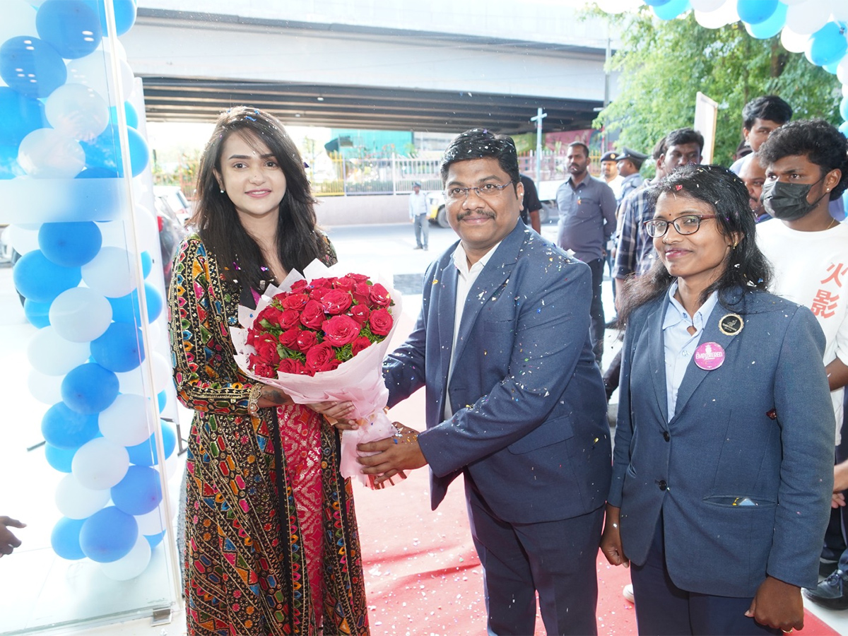 Bigg_20Boss_20fame_20Sri_20Satya_20unveils_20New_20Epic_20Swift_20car_20launched_20photos-_20_2818_29.jpg 18