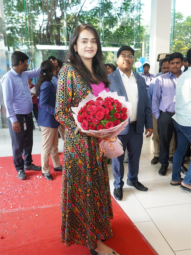 Bigg_20Boss_20fame_20Sri_20Satya_20unveils_20New_20Epic_20Swift_20car_20launched_20photos-_20_2820_29.jpg 20