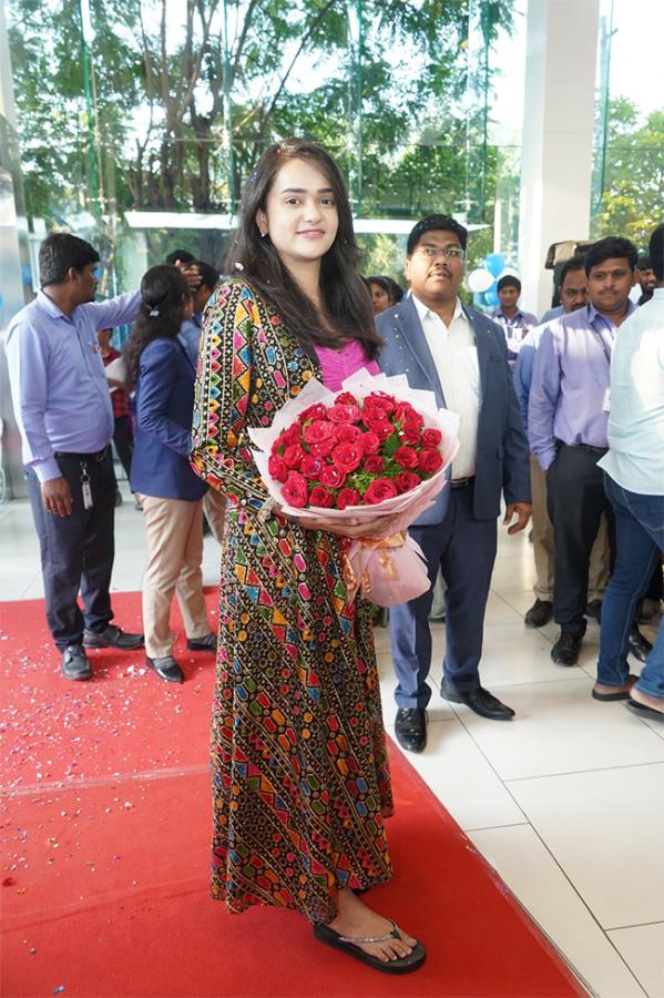 Bigg_20Boss_20fame_20Sri_20Satya_20unveils_20New_20Epic_20Swift_20car_20launched_20photos-_20_284_29.jpg 4