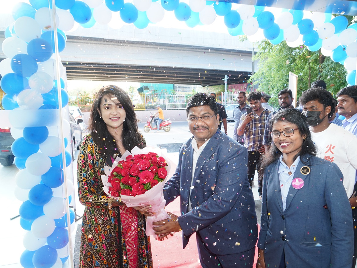 Bigg_20Boss_20fame_20Sri_20Satya_20unveils_20New_20Epic_20Swift_20car_20launched_20photos-_20_285_29.jpg 5