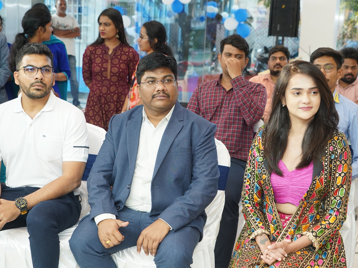 Bigg_20Boss_20fame_20Sri_20Satya_20unveils_20New_20Epic_20Swift_20car_20launched_20photos-_20_287_29.jpg 7
