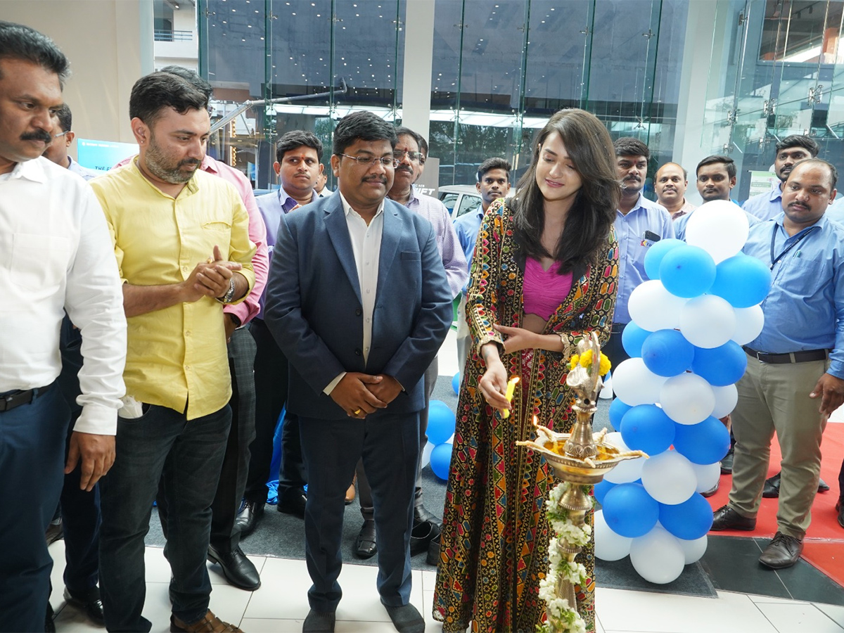 Bigg_20Boss_20fame_20Sri_20Satya_20unveils_20New_20Epic_20Swift_20car_20launched_20photos-_20_289_29.jpg 9