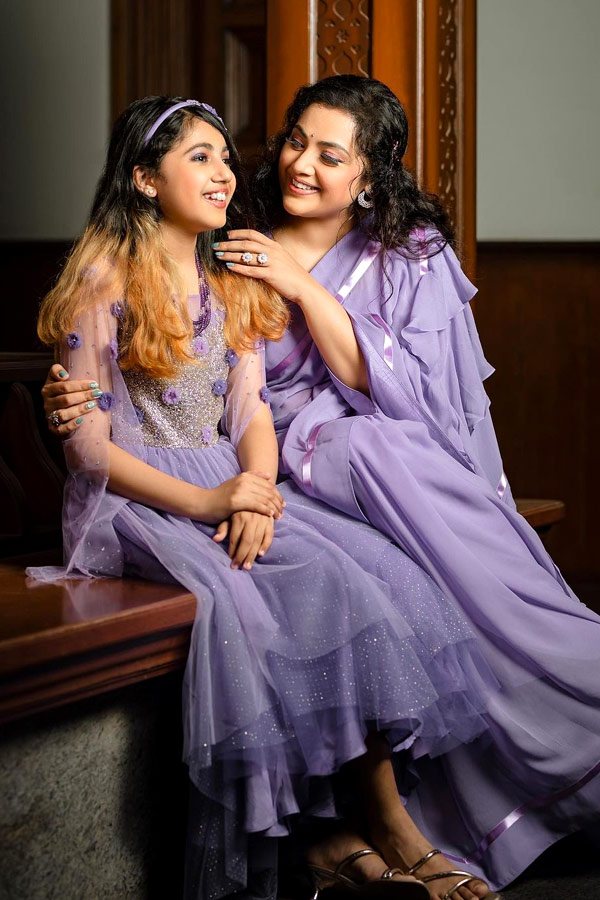 Heroine_20Meena_20Cute_20Photos_20With_20Daughter2.jpg 12