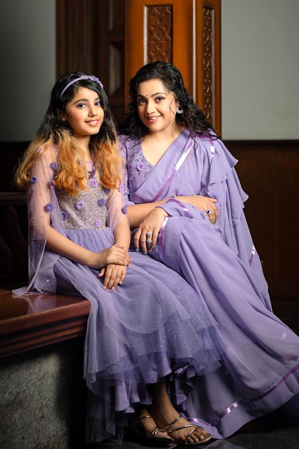 Heroine_20Meena_20Cute_20Photos_20With_20Daughter3.jpg 13
