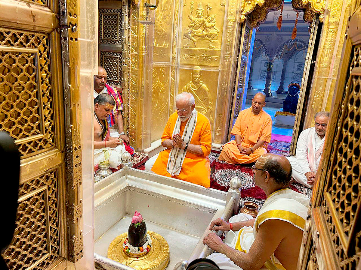 Prime_20Minister_20Narendra_20Modi_20Ganga_20Poojan_20at_20Dashashwamedh_20Ghat_20in_20Varanasi-_20_2810_29.jpg 10