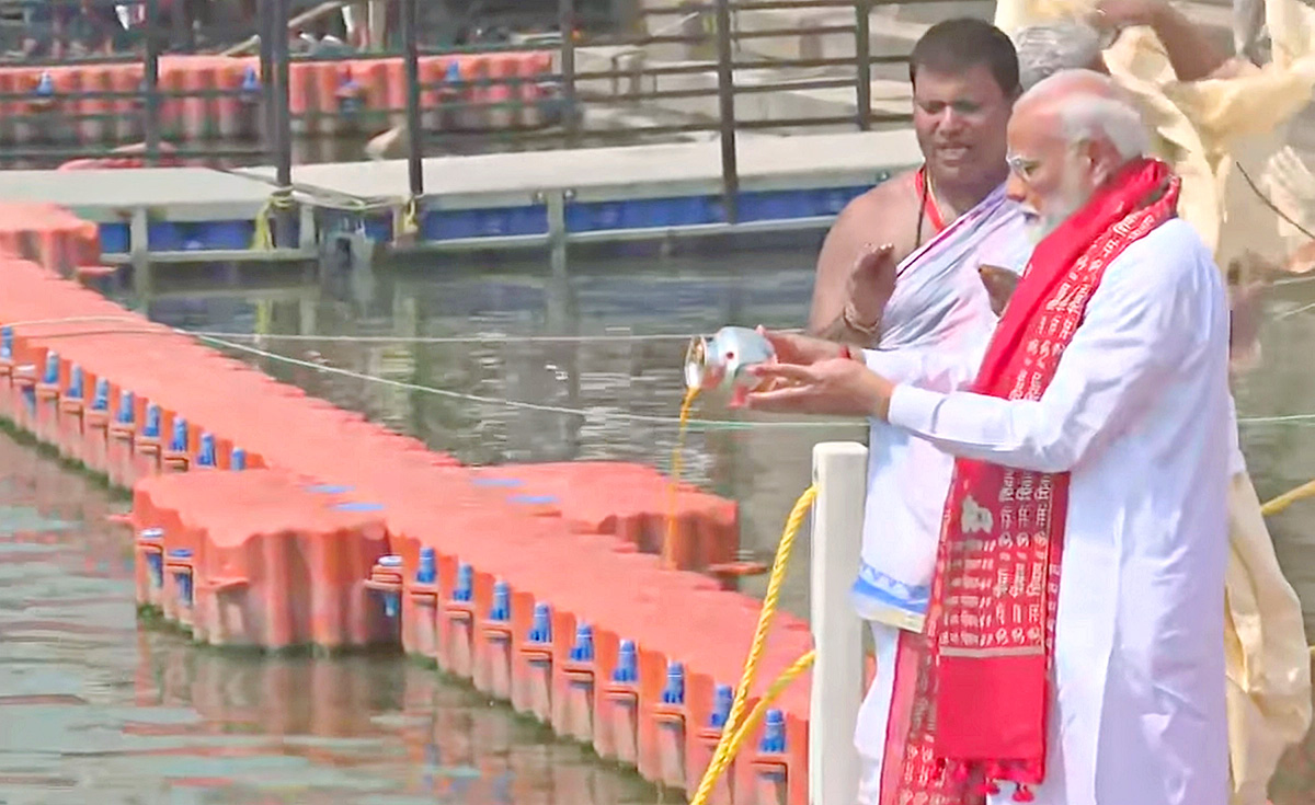 Prime_20Minister_20Narendra_20Modi_20Ganga_20Poojan_20at_20Dashashwamedh_20Ghat_20in_20Varanasi-_20_2812_29.jpg 12