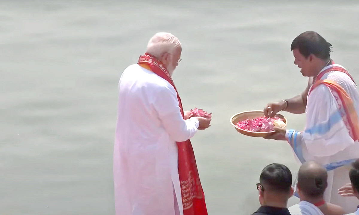 Prime_20Minister_20Narendra_20Modi_20Ganga_20Poojan_20at_20Dashashwamedh_20Ghat_20in_20Varanasi-_20_2813_29.jpg 13