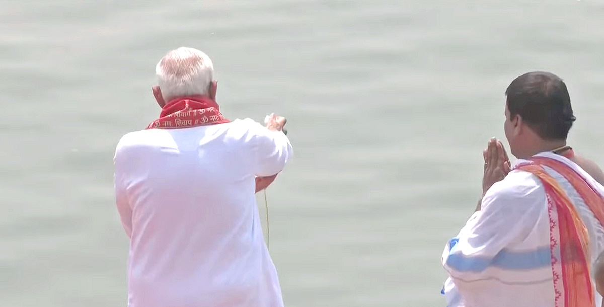 Prime_20Minister_20Narendra_20Modi_20Ganga_20Poojan_20at_20Dashashwamedh_20Ghat_20in_20Varanasi-_20_2815_29.jpg 15