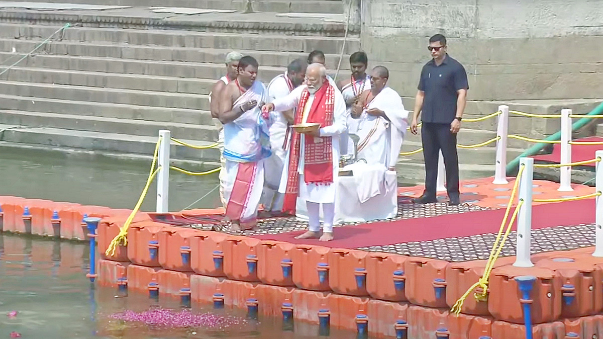 Prime_20Minister_20Narendra_20Modi_20Ganga_20Poojan_20at_20Dashashwamedh_20Ghat_20in_20Varanasi-_20_2816_29.jpg 16