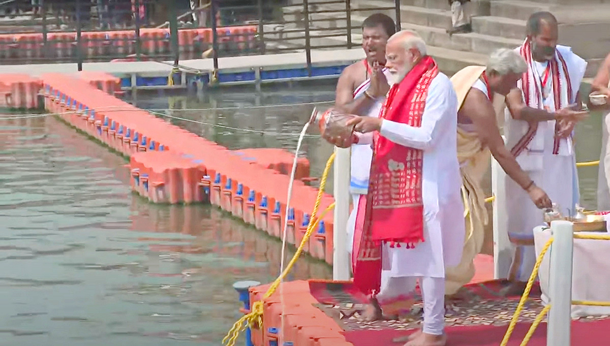 Prime_20Minister_20Narendra_20Modi_20Ganga_20Poojan_20at_20Dashashwamedh_20Ghat_20in_20Varanasi-_20_2817_29.jpg 17