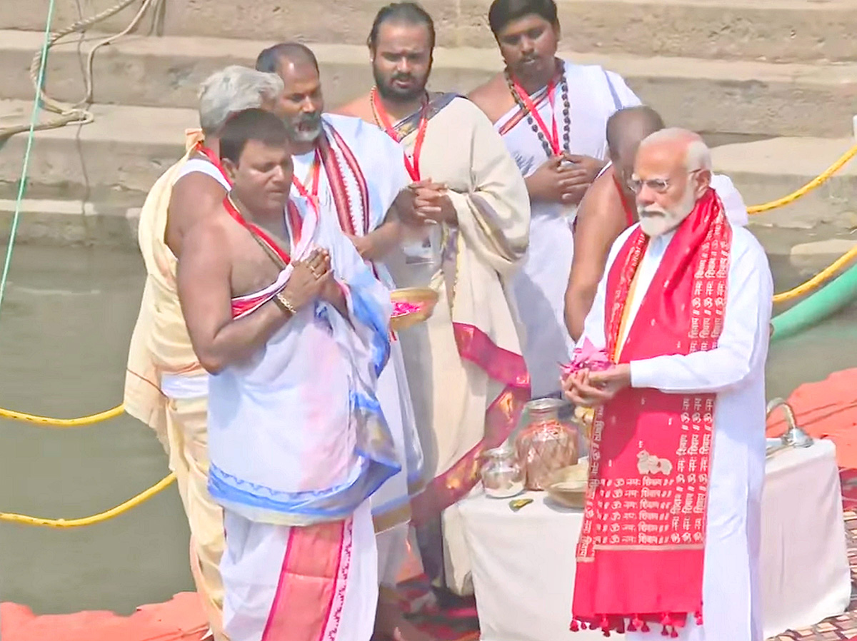 Prime_20Minister_20Narendra_20Modi_20Ganga_20Poojan_20at_20Dashashwamedh_20Ghat_20in_20Varanasi-_20_2818_29.jpg 18