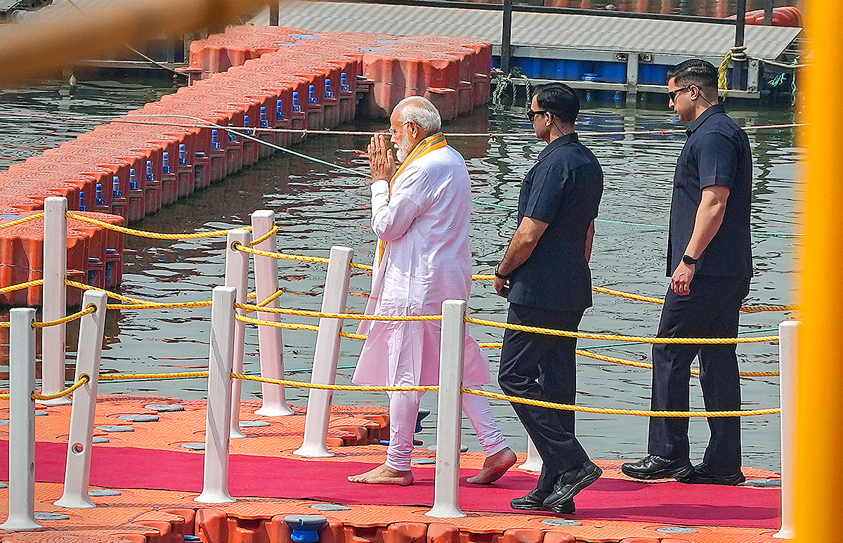 Prime_20Minister_20Narendra_20Modi_20Ganga_20Poojan_20at_20Dashashwamedh_20Ghat_20in_20Varanasi-_20_2819_29.jpg 19