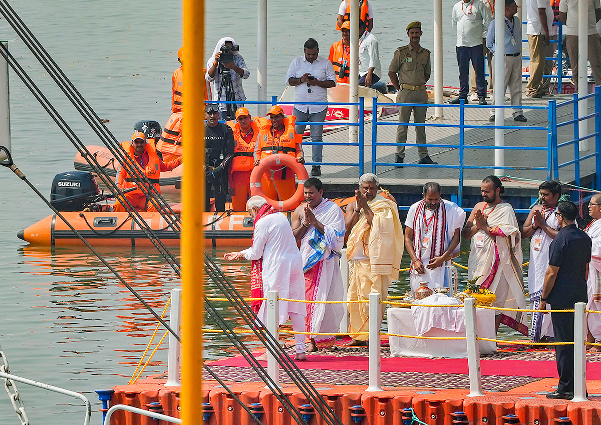 Prime_20Minister_20Narendra_20Modi_20Ganga_20Poojan_20at_20Dashashwamedh_20Ghat_20in_20Varanasi-_20_281_29.jpg 1