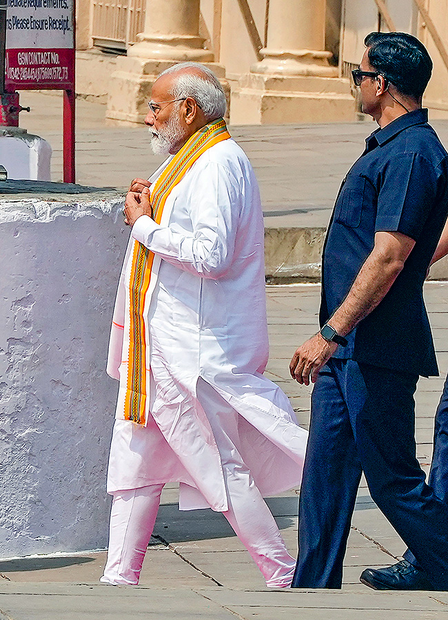 Prime_20Minister_20Narendra_20Modi_20Ganga_20Poojan_20at_20Dashashwamedh_20Ghat_20in_20Varanasi-_20_2821_29.jpg 21