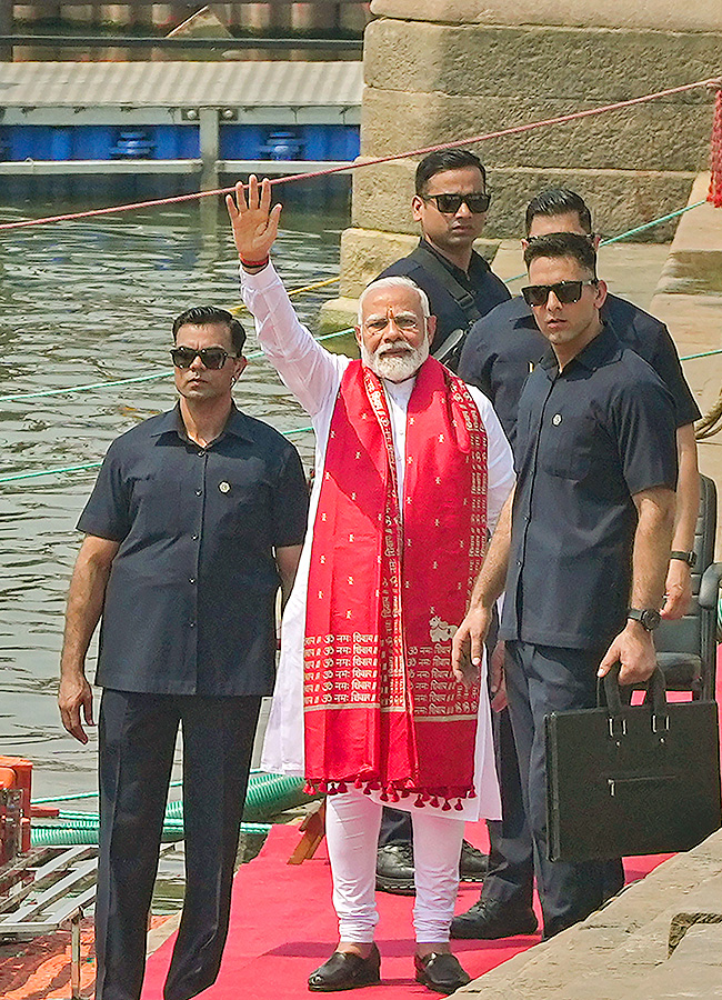 Prime_20Minister_20Narendra_20Modi_20Ganga_20Poojan_20at_20Dashashwamedh_20Ghat_20in_20Varanasi-_20_2822_29.jpg 22