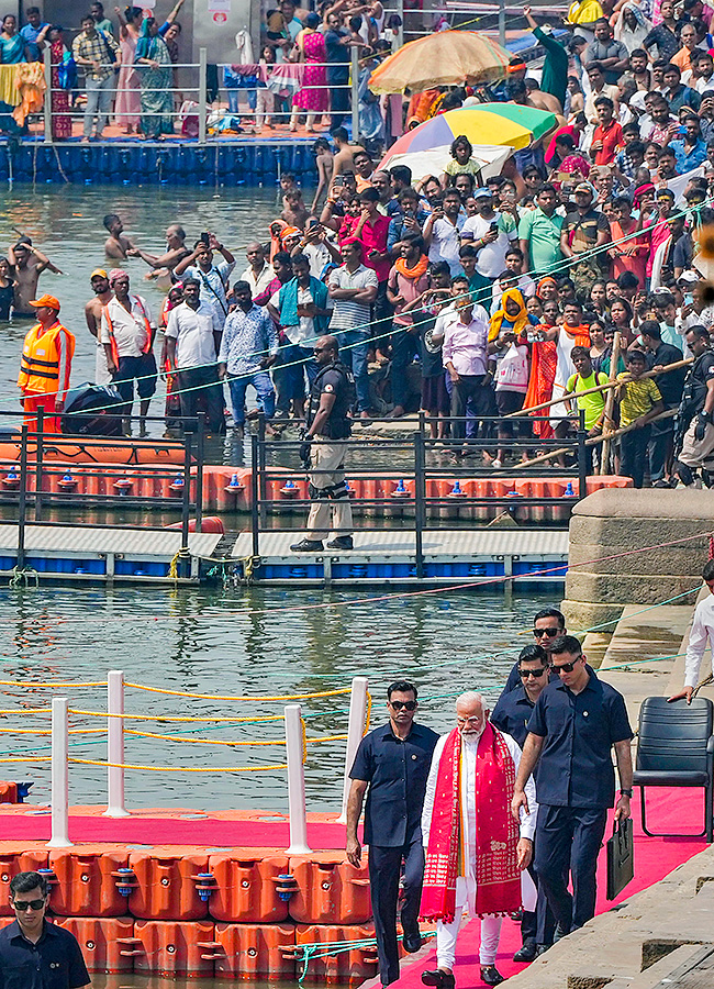 Prime_20Minister_20Narendra_20Modi_20Ganga_20Poojan_20at_20Dashashwamedh_20Ghat_20in_20Varanasi-_20_2823_29.jpg 23