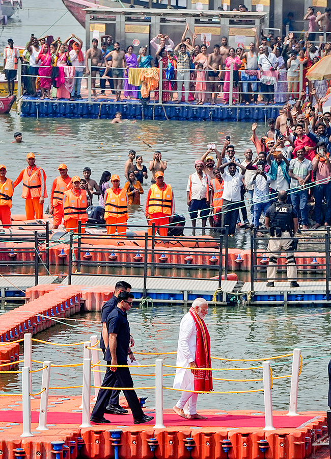 Prime_20Minister_20Narendra_20Modi_20Ganga_20Poojan_20at_20Dashashwamedh_20Ghat_20in_20Varanasi-_20_2824_29.jpg 24