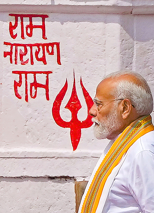 Prime_20Minister_20Narendra_20Modi_20Ganga_20Poojan_20at_20Dashashwamedh_20Ghat_20in_20Varanasi-_20_2825_29.jpg 25