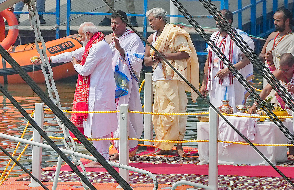 Prime_20Minister_20Narendra_20Modi_20Ganga_20Poojan_20at_20Dashashwamedh_20Ghat_20in_20Varanasi-_20_2826_29.jpg 26