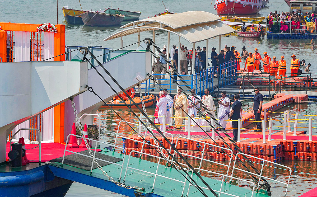Prime_20Minister_20Narendra_20Modi_20Ganga_20Poojan_20at_20Dashashwamedh_20Ghat_20in_20Varanasi-_20_2827_29.jpg 27