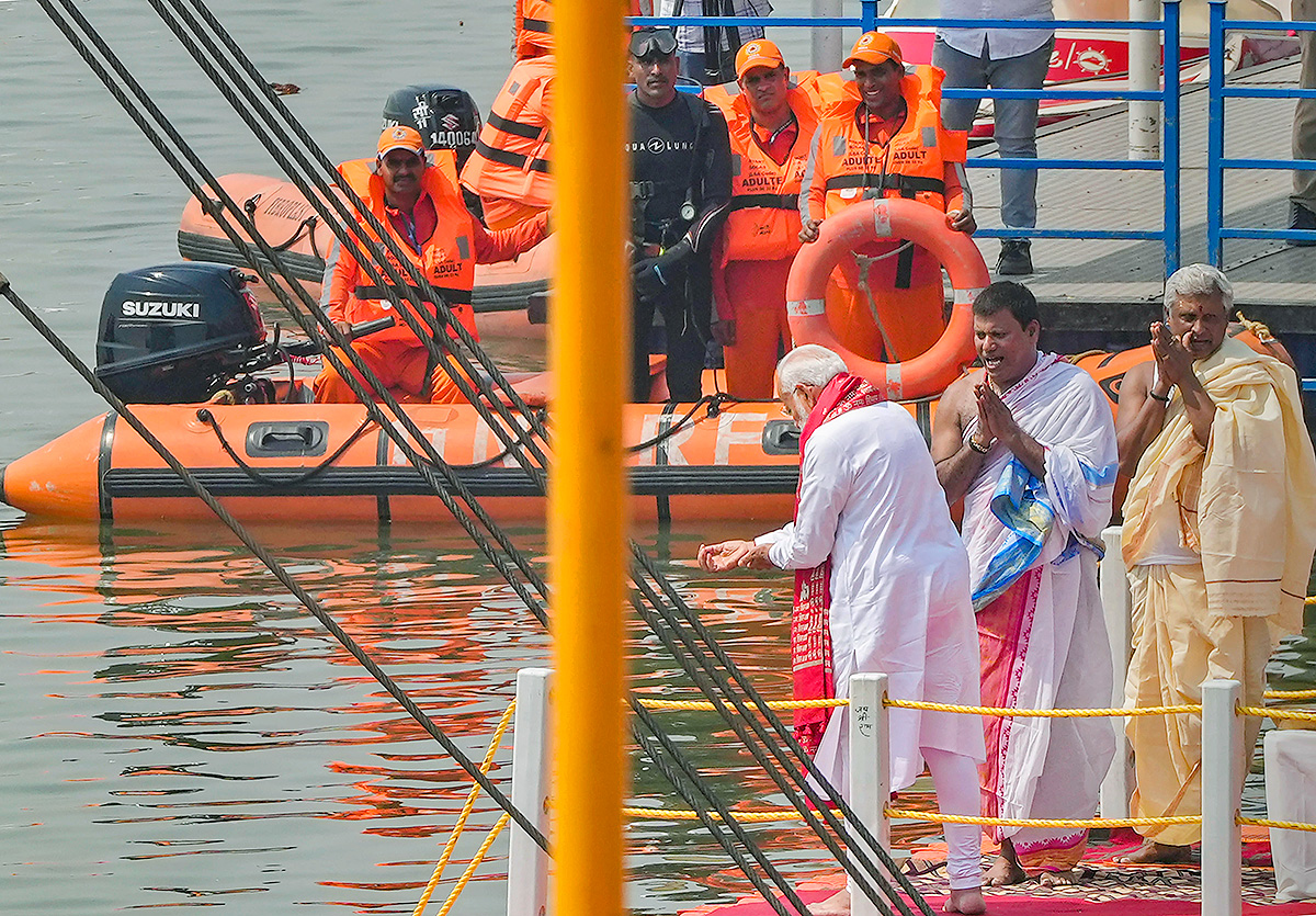 Prime_20Minister_20Narendra_20Modi_20Ganga_20Poojan_20at_20Dashashwamedh_20Ghat_20in_20Varanasi-_20_2828_29.jpg 28