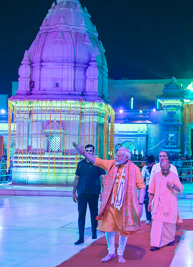 Prime_20Minister_20Narendra_20Modi_20Ganga_20Poojan_20at_20Dashashwamedh_20Ghat_20in_20Varanasi-_20_282_29.jpg 2